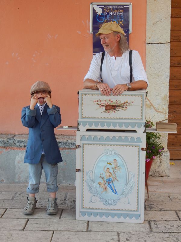 Spectacle déambulatoire - Samedi 2 juillet 2016 - 2ème festival Gueules de Voix à Saint-Jeannet (06)